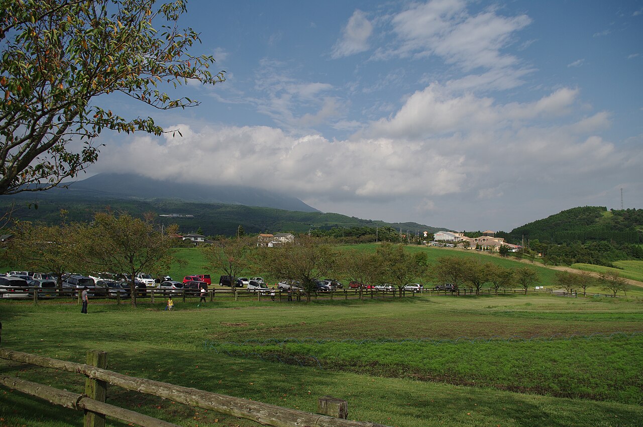 高千穂牧場のまきばのレストランと牧草地