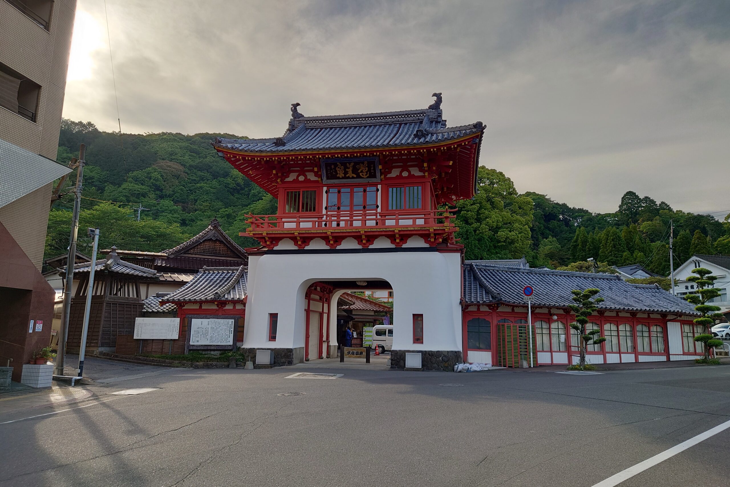 武雄温泉のシンボル・楼門の外観