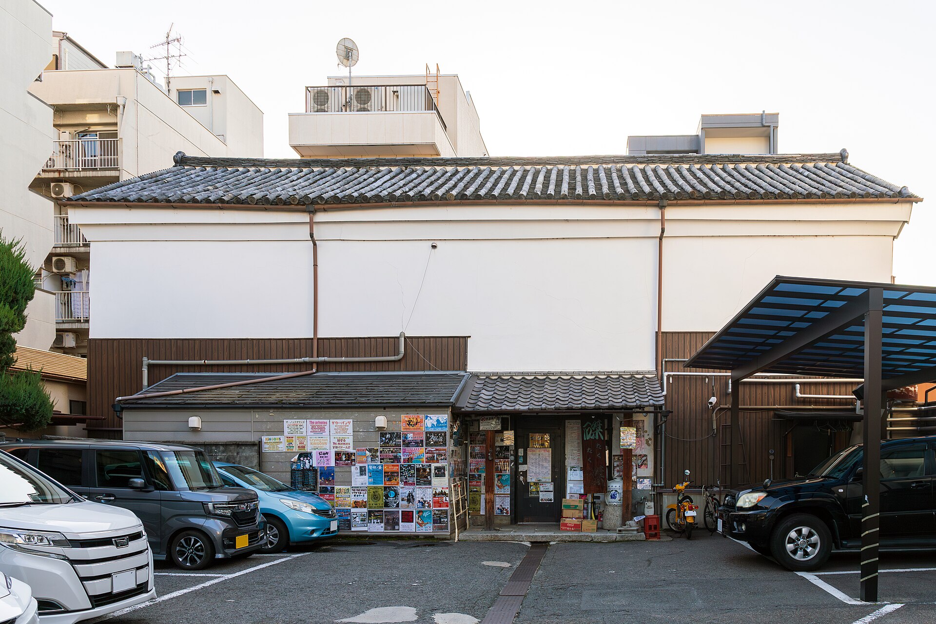 ライブハウス磔磔の外観（築100年超の木造酒蔵）