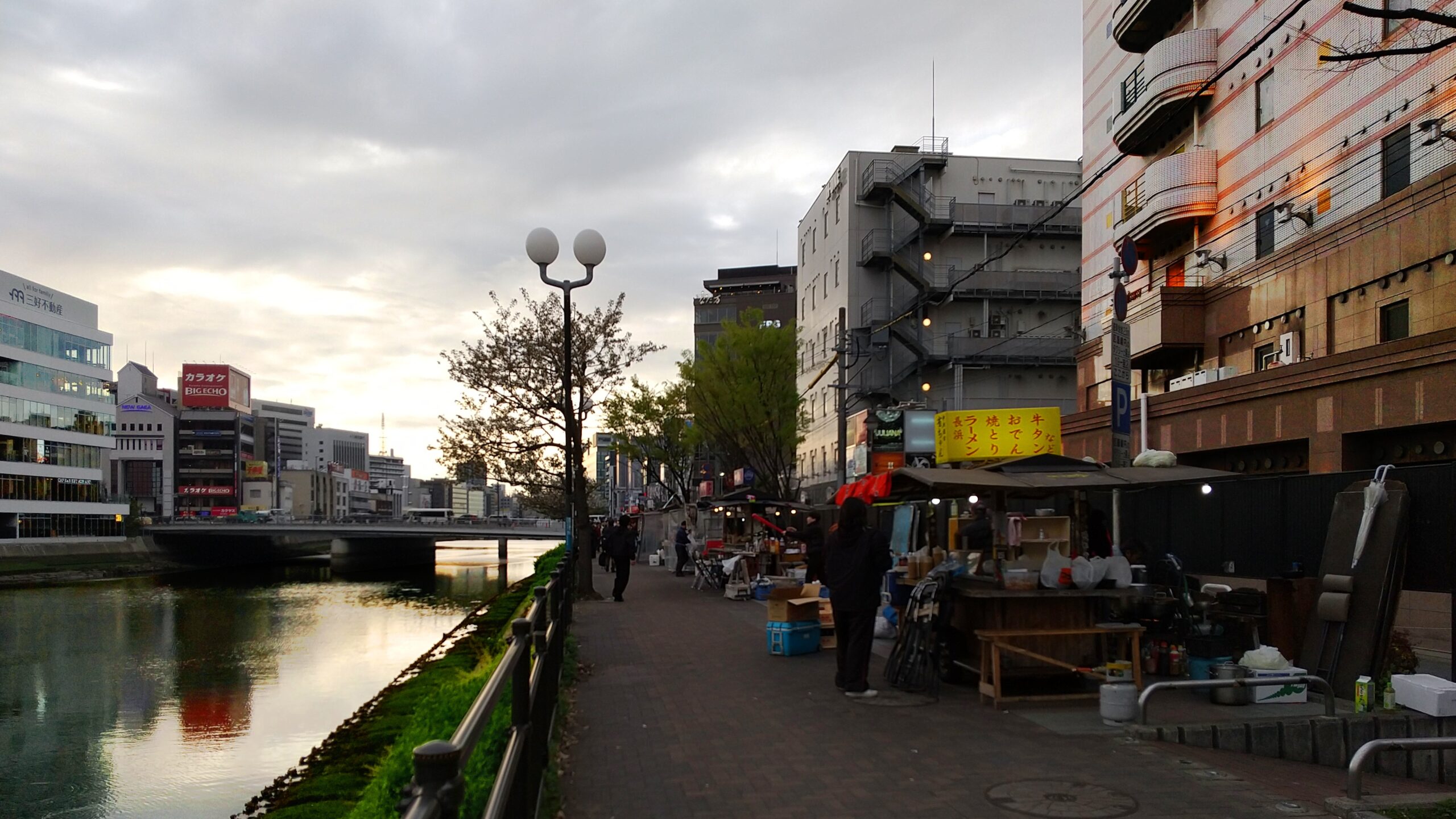 中洲屋台街の屋台が並ぶ夕景