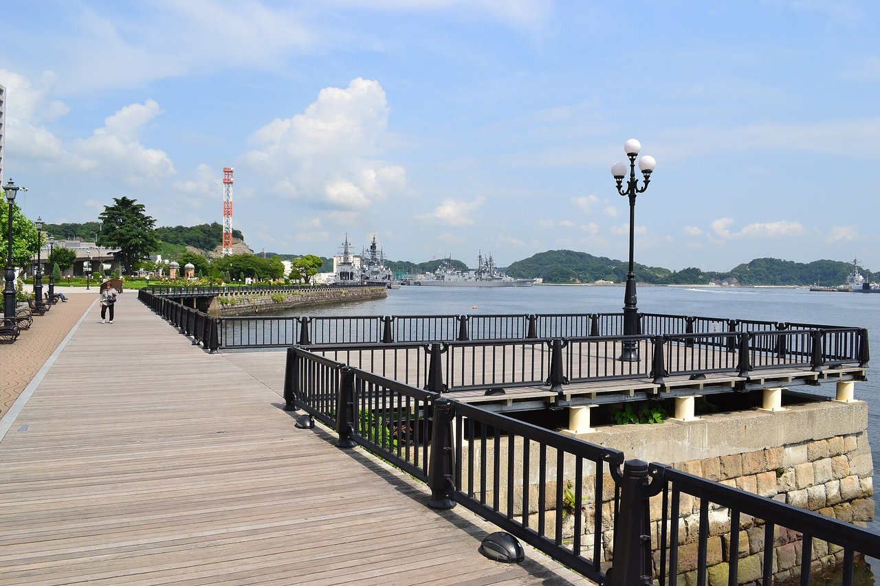 横須賀ヴェルニー公園と横須賀軍港の風景