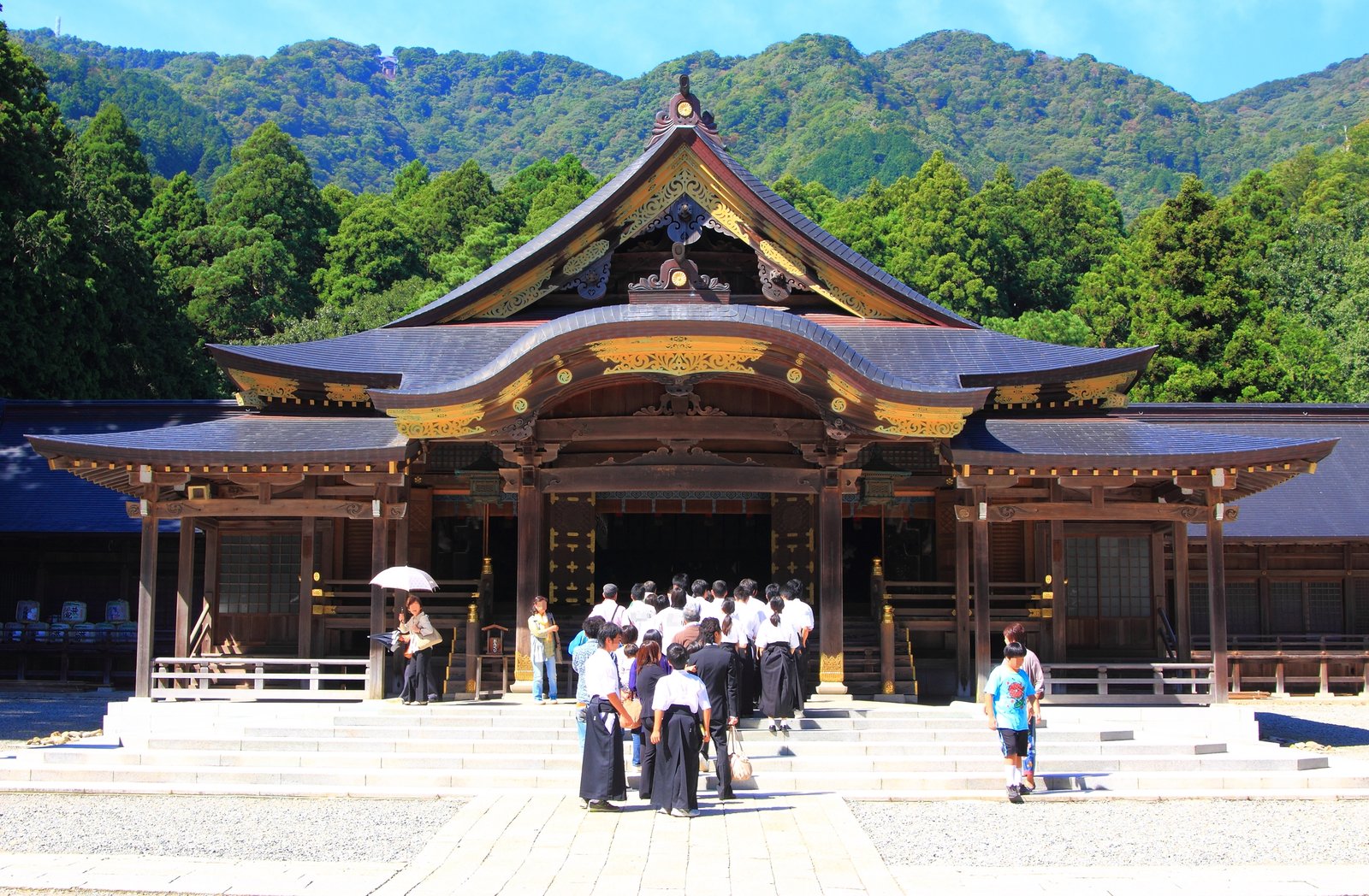 弥彦神社の境内と拝殿