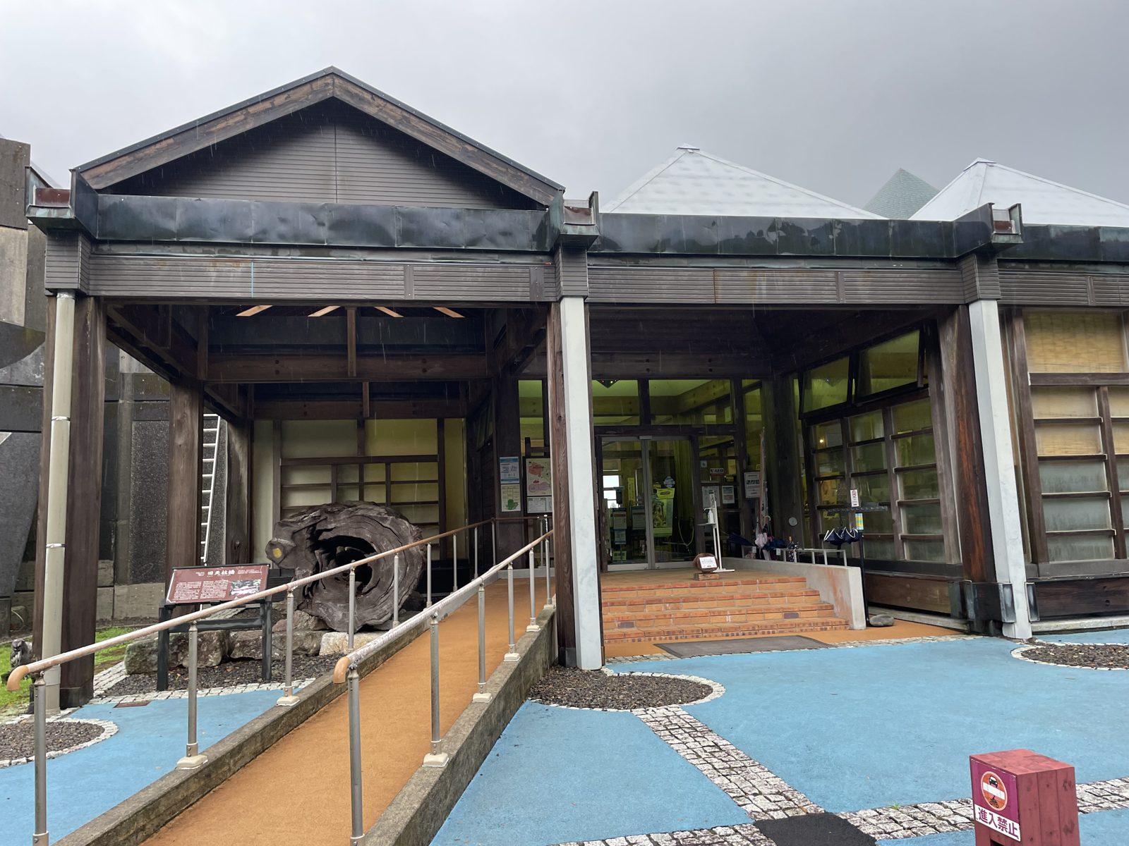 屋久杉自然館の外観