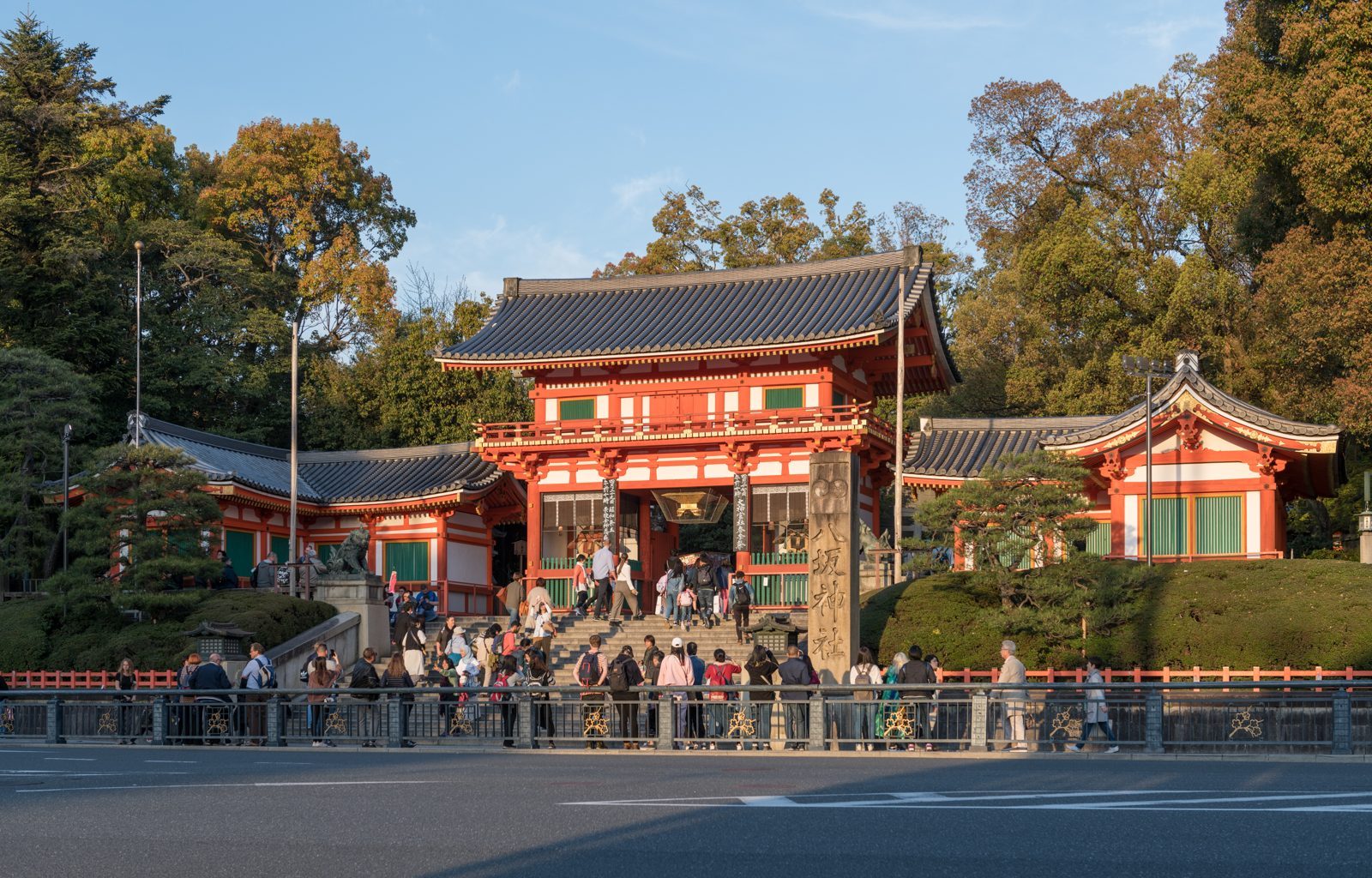 八坂神社の西楼門（祇園のシンボル）