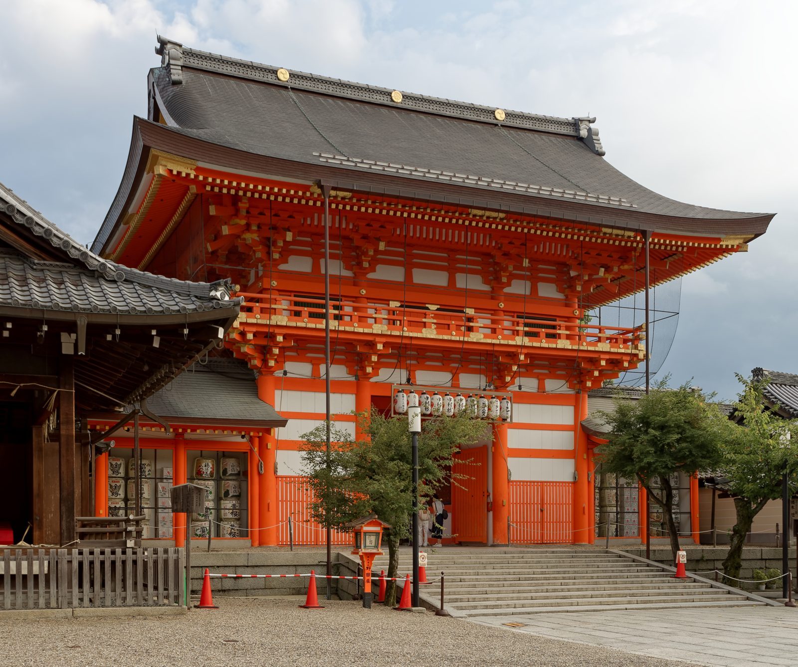 八坂神社の南楼門と石鳥居