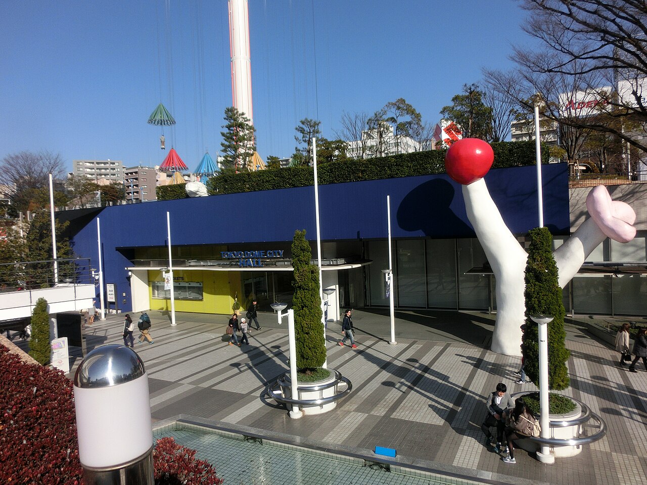 Kanadevia Hall(撮影当時:TOKYO DOME CITY HALL)の正面入口と前面広場