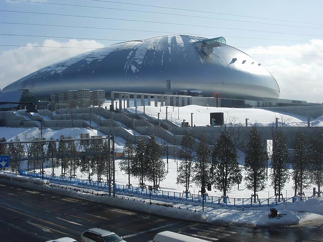 雪景色の大和ハウス プレミストドーム（札幌ドーム）外観