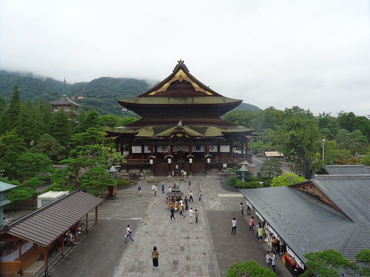 長野市の善光寺本堂を山門から望む