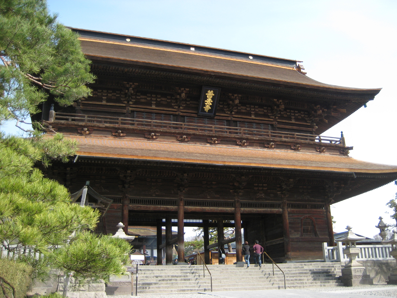 長野市の善光寺山門